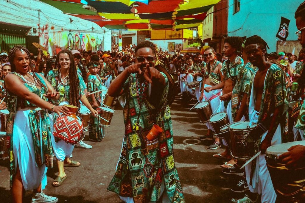 bloco-mineiro-orisamba-poe-o-primeiro-album-na-rua,-‘o-regente-da-folia’,-para-saudar-resistencia-da-diaspora-africana