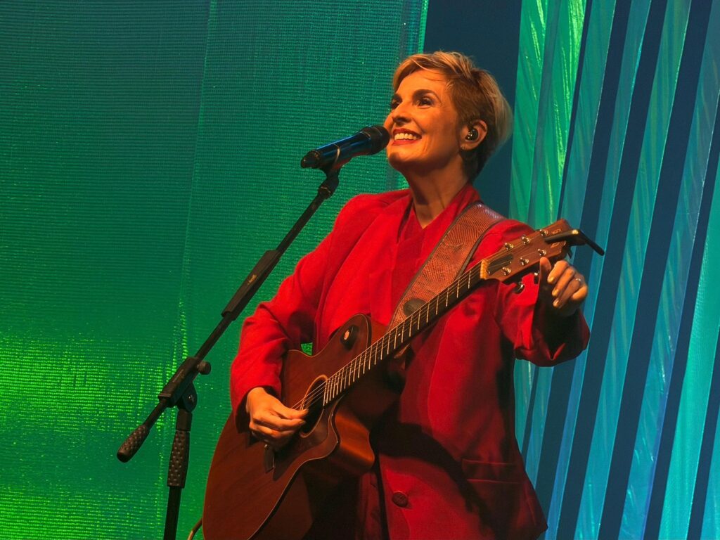 isabella-taviani-encarna-‘the-lady-in-red’-ao-estrear-no-rio-o-show-‘confissoes-[de-amor]’-nos-tons-fortes-das-paixoes