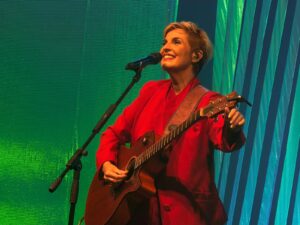 isabella-taviani-encarna-‘the-lady-in-red’-ao-estrear-no-rio-o-show-‘confissoes-[de-amor]’-nos-tons-fortes-das-paixoes