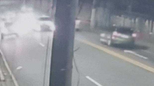 video:-pm-de-mg-acabou-batendo-em-muro-apos-jogar-carro-contra-bandidos-de-moto;-avos-se-feriram-na-tentativa-de-assalto