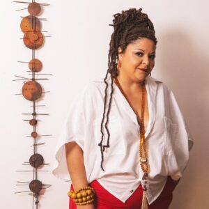 fabiana-cozza-festeja-o-povo-de-axe-em-‘macumbeira’,-samba-que-fara-parte-do-album-dos-50-anos-da-cantora-em-2026