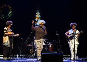 ana-costa-e-nilze-carvalho-se-afinam-com-marina-iris-em-show-politizado,-idealizado-para-matar-preconceito-racial