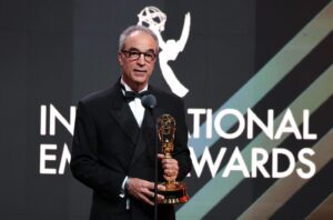 emmy-internacional-2025:-joao-roberto-marinho,-presidente-do-grupo-globo,-ganha-trofeu-de-personalidade-mundial-da-tv