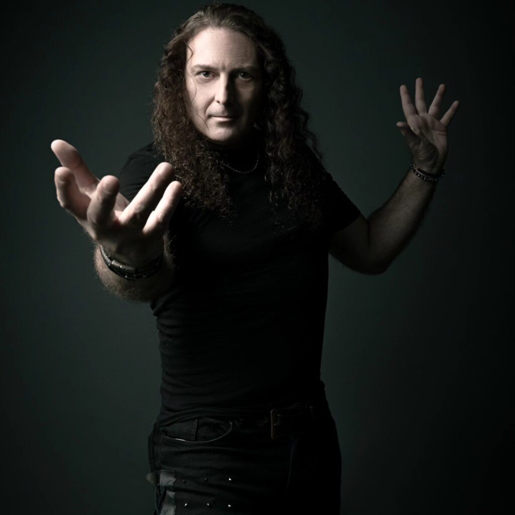 angra-anuncia-que-a-jornada-de-fabio-lione-como-vocalista-da-banda-de-metal-se-encerrara-em-abril,-apos-13-anos