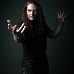 angra-anuncia-que-a-jornada-de-fabio-lione-como-vocalista-da-banda-de-metal-se-encerrara-em-abril,-apos-13-anos