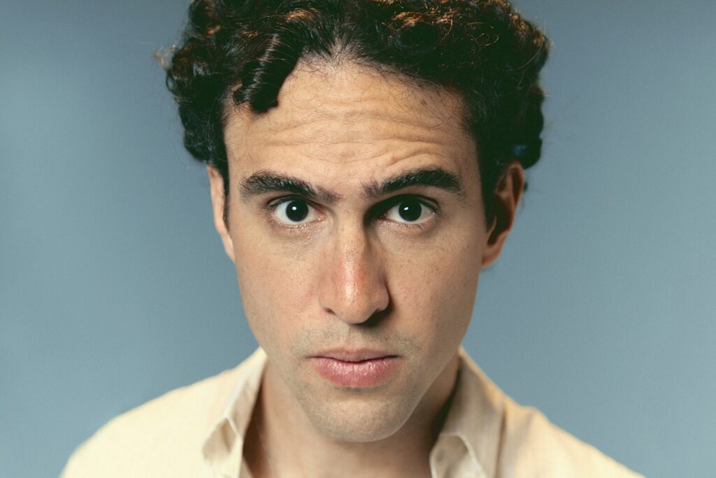 zeca-veloso-expande-a-heranca-do-cla-em-album-que-confirma-expectativas-autorais-e-expoe-um-cantor-com-alma