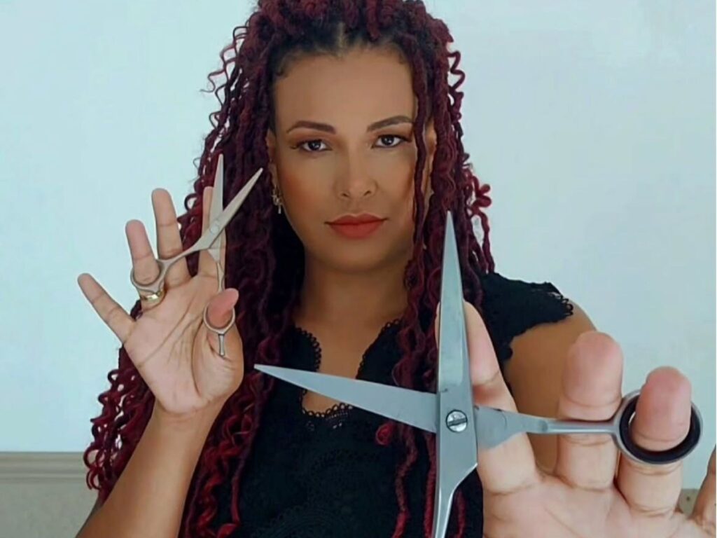 sem-referencias-para-cuidar-do-proprio-cabelo,-cabeleireira-se-especializa-em-cachos-e-cria-rede-de-apoio-no-ac:-‘devolver-identidade’