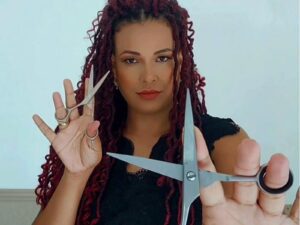 sem-referencias-para-cuidar-do-proprio-cabelo,-cabeleireira-se-especializa-em-cachos-e-cria-rede-de-apoio-no-ac:-‘devolver-identidade’
