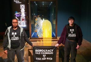 video:-quatro-manifestantes-sao-presos-apos-jogarem-bolo-e-creme-ingles-em-vitrine-de-joias-da-coroa-em-londres