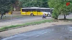 video-mostra-momento-de-aciedente-entre-moto-e-onibus-do-transporte-coletivo-de-palmas-que-deixou-jovem-morto