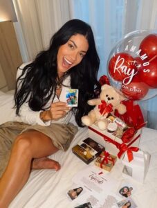 rayane-figliuzzi,-empresaria-que-teve-clinica-interditada,-namora-com-belo,-perdeu-posto-de-musa-da-vila-e-ja-foi-presa;-saiba-quem-e