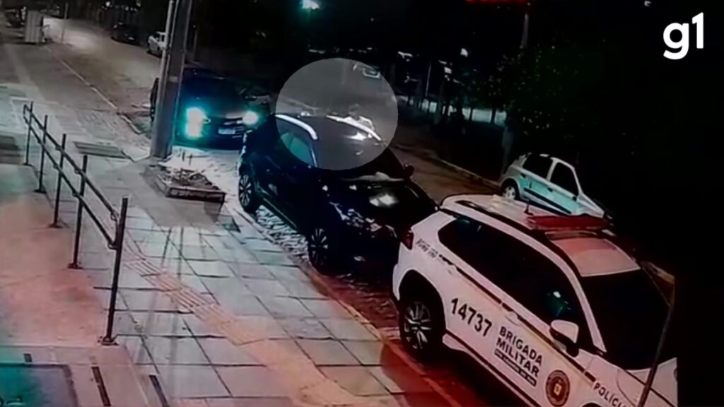 homem-e-preso-apos-quebrar-carro-da-ex-namorada-em-frente-a-delegacia-da-mulher-enquanto-ela-fazia-denuncia-em-porto-alegre