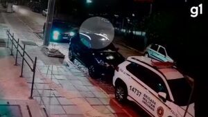 homem-e-preso-apos-quebrar-carro-da-ex-namorada-em-frente-a-delegacia-da-mulher-enquanto-ela-fazia-denuncia-em-porto-alegre