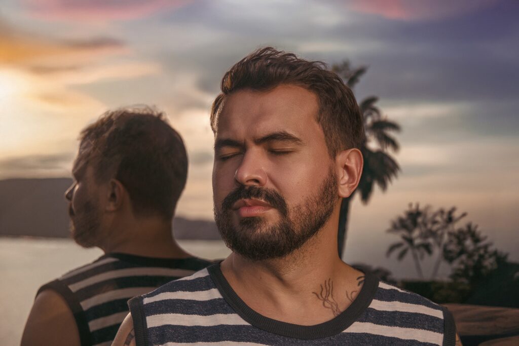 com-a-viola,-bemti-faz-a-travessia-indie-pop-entre-brasil,-portugal-e-inglaterra-no-terceiro-album-solo,-‘adeus-atlantico’