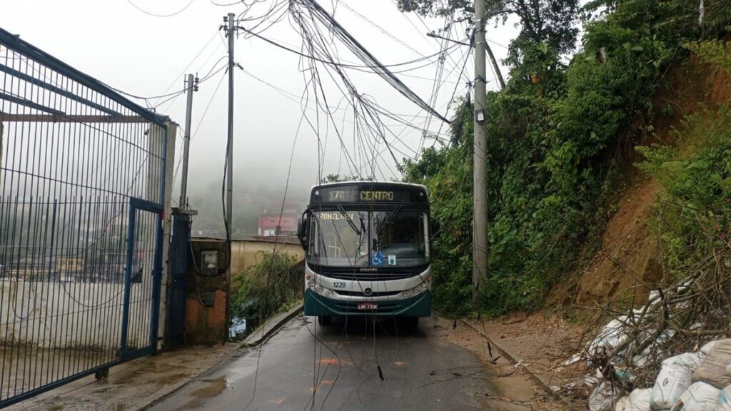 chuva-perde-forca-em-petropolis-e-pontos-de-apoio-sao-desmobilizados;-saiba-a-situacao-dos-transportes-na-cidade