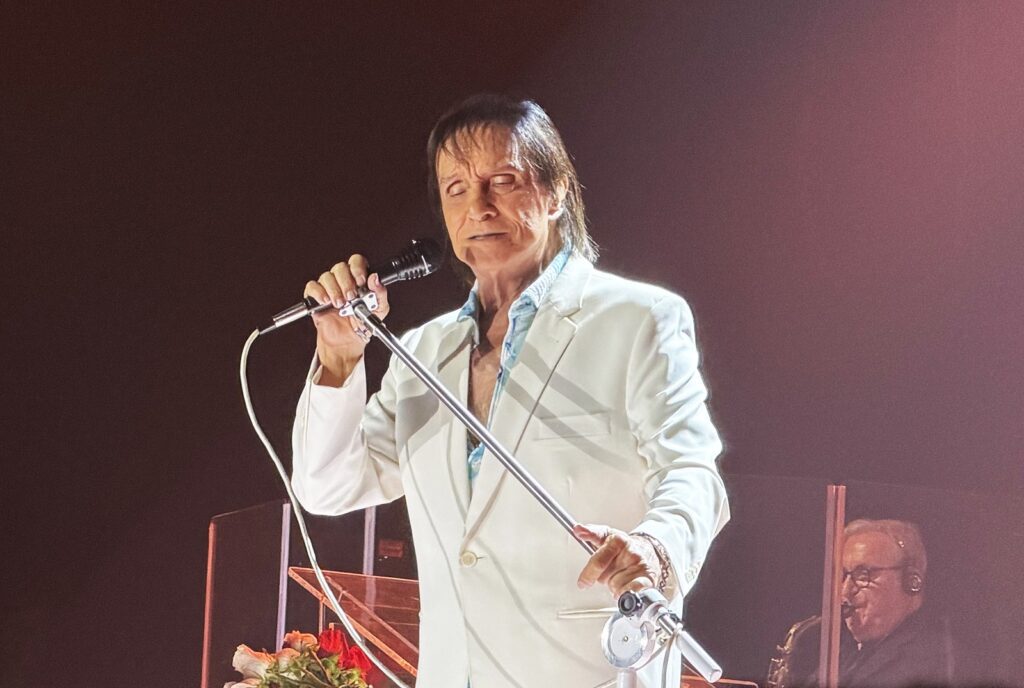 uma-noite-feliz-no-‘castelo’-do-‘rei’-entre-rosas,-cotoveladas,-emocoes-e-aquelas-irresistiveis-cancoes-de-roberto-carlos