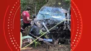 van-com-familia-do-paraguai-cai-em-ribanceira-e-deixa-8-feridos-no-es;-entre-as-vitimas-estao-3-criancas