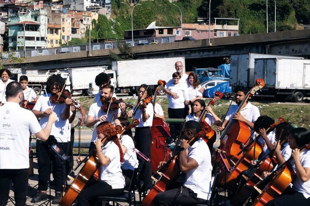 orquestra-mare-do-amanha,-sonho-feliz-tornado-real-a-partir-de-pesadelo,-tem-historia-inspiradora-contada-em-livro