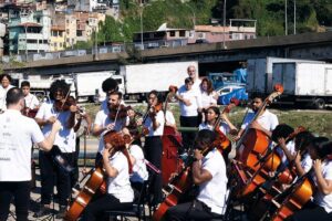 orquestra-mare-do-amanha,-sonho-feliz-tornado-real-a-partir-de-pesadelo,-tem-historia-inspiradora-contada-em-livro