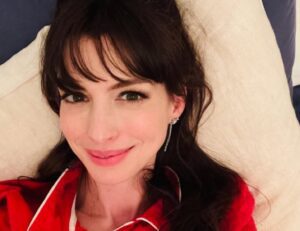 ‘da-um-cpf-pra-ela’:-brasileiros-inundam-instagram-de-anne-hathaway-apos-mencao-a-‘aguas-de-marco’-e-gabriel-jesus