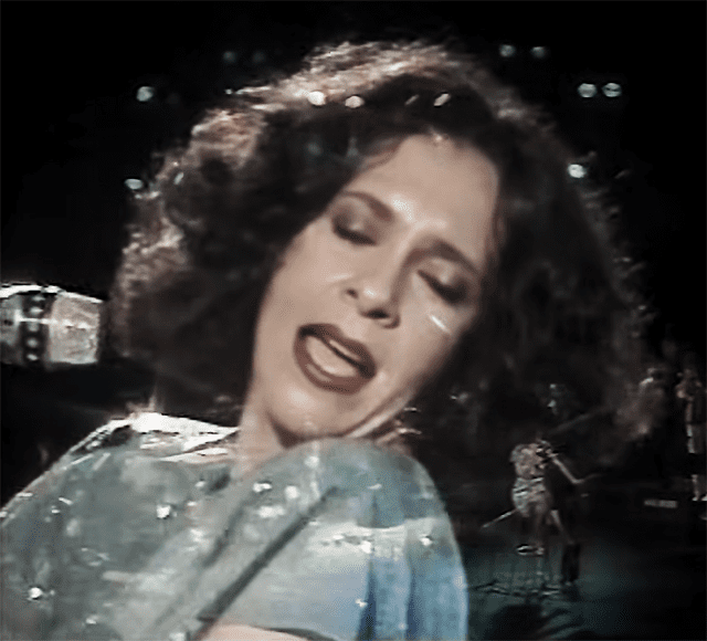 gal-costa-reverbera-fase-tropical-entre-rumbas-e-marchas-de-raro-registro-de-show-feito-em-buenos-aires-em-1985