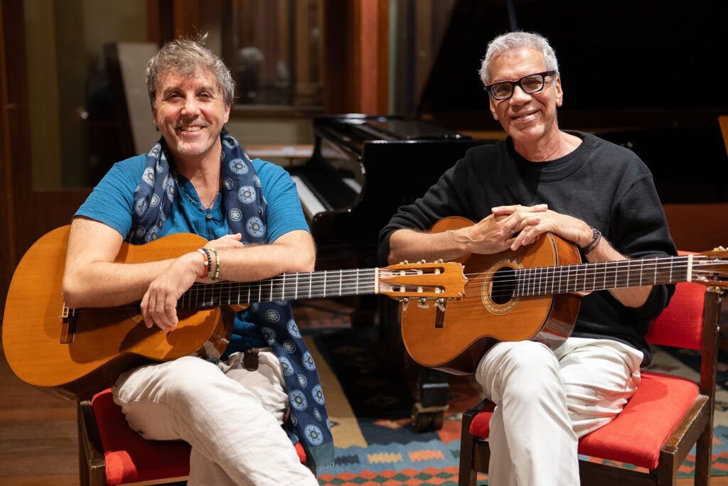celso-fonseca-e-tony-canto-enlacam-cancoes-de-tom-jobim-e-domenico-modugno-com-bossa-em-album-em-duo