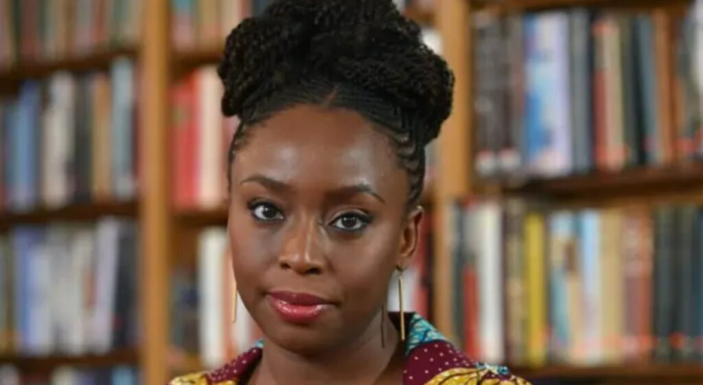 familia-da-escritora-chimamanda-ngozi-acusa-hospital-de-negligencia-por-morte-de-filho-de-21-meses