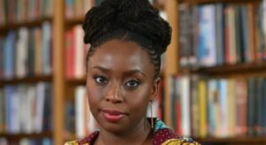 familia-da-escritora-chimamanda-ngozi-acusa-hospital-de-negligencia-por-morte-de-filho-de-21-meses