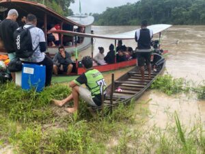 barco-com-6-atletas-de-futsal-naufraga-e-um-desaparece-em-cidade-isolada-no-ac;-vitima-nao-usava-colete