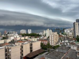 apos-calorao-de-ate-38oc,-inmet-emite-aviso-laranja-de-perigo-para-todo-o-rs-com-previsao-de-tempestade-nesta-sexta