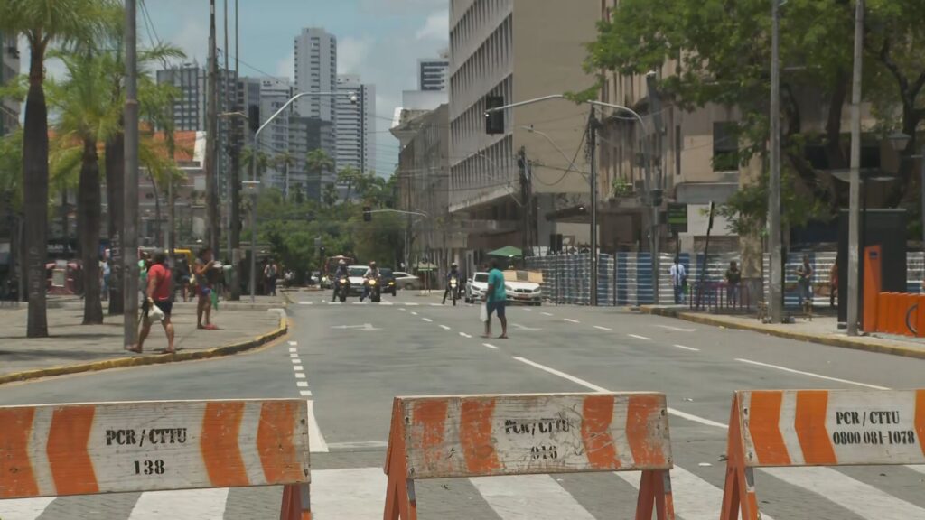 montagem-de-camarotes-do-galo-da-madrugada-provoca-mudancas-em-paradas-e-linhas-de-onibus-no-recife;-saiba-como-vai-ficar