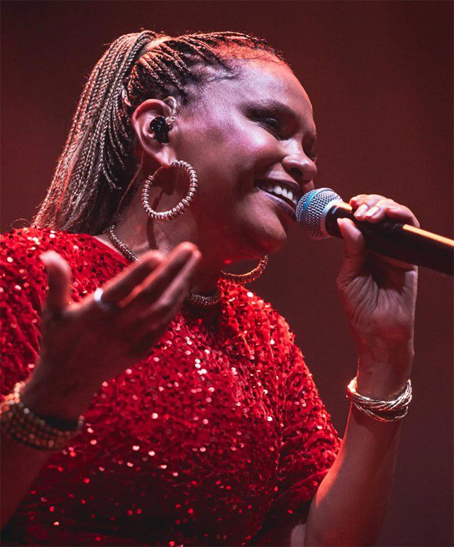 ao-vivo,-teresa-cristina-canta-zeca-pagodinho-com-calor-em-show-com-a-alta-temperatura-do-verao-carioca