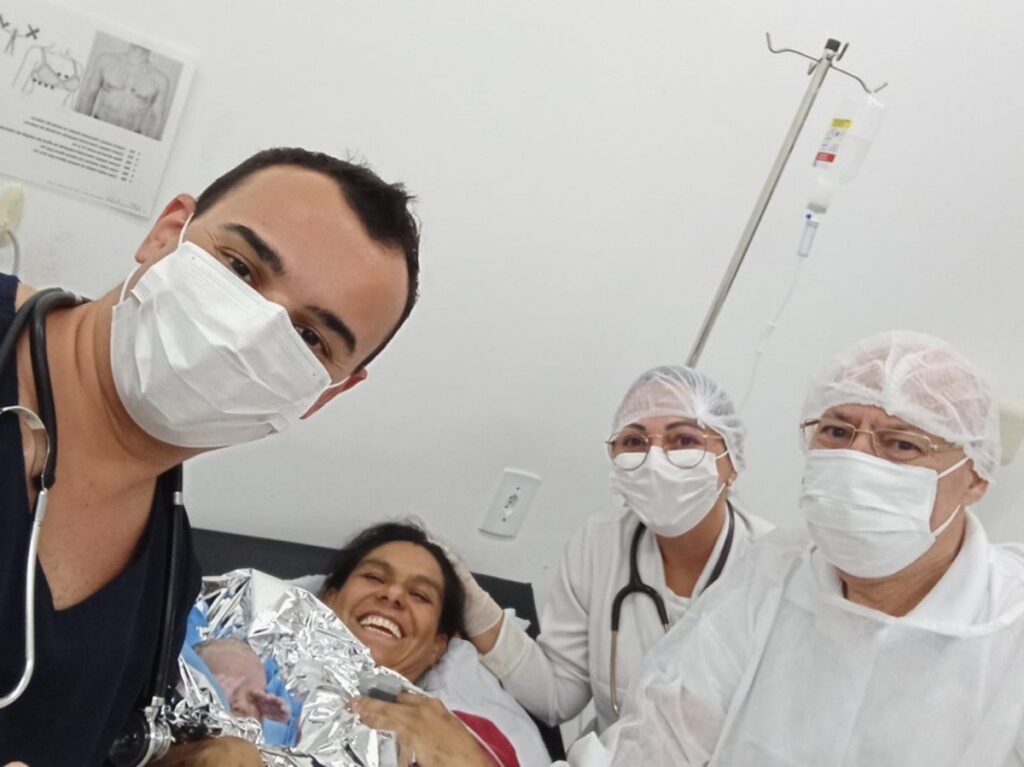 bebe-recebe-nome-do-medico-apos-nascer-em-unidade-de-saude-de-blumenau:-‘vi-o-carinho-nos-olhos-dele’,-diz-mae