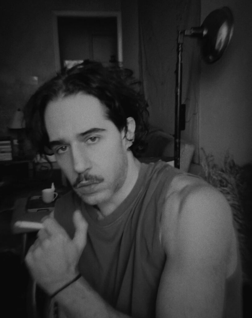 thiago-pethit-celebra-‘sonho-realizado’-com-edicao-de-album-com-a-trilha-que-compos-para-o-thriller-gay-‘ato-noturno’
