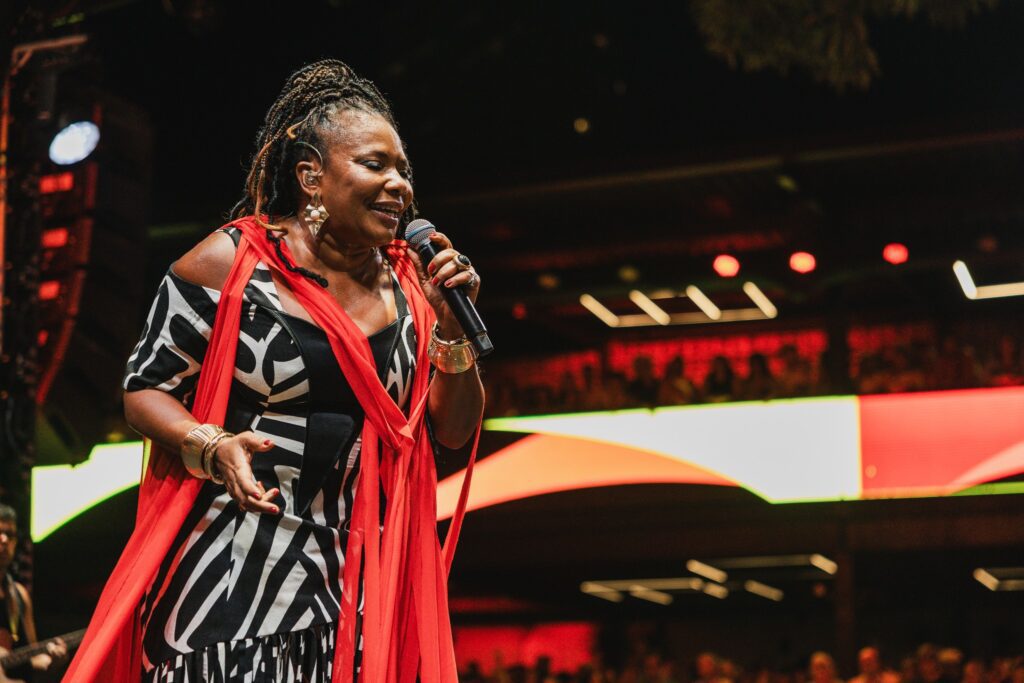 margareth-menezes-festeja-no-carnaval-de-2026-os-25-anos-do-album-afro-pop-que-revitalizou-a-carreira-da-artista