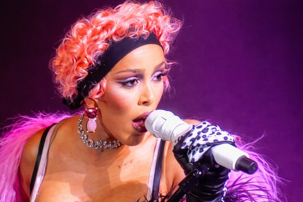 doja-cat-hipnotiza-com-gogo-e-sensualidade-em-show-que-dispensa-firulas-e-bailarinos,-em-sao-paulo