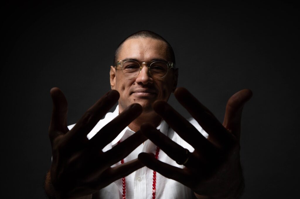 thiago-espirito-santo-costura-memoria-afetiva-e-ancestralidade-na-‘arvore’-que-embasa-os-dez-temas-do-album-‘ybira’