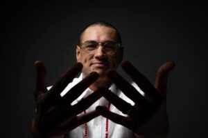 thiago-espirito-santo-costura-memoria-afetiva-e-ancestralidade-na-‘arvore’-que-embasa-os-dez-temas-do-album-‘ybira’