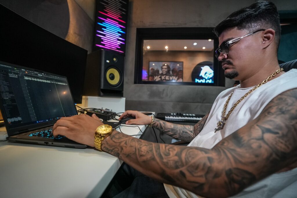 de-ajudante-de-pedreiro-a-lider-do-spotify:-dj-japa-nk-domina-ranking-e-embala-o-funk-do-pre-carnaval