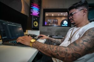 de-ajudante-de-pedreiro-a-lider-do-spotify:-dj-japa-nk-domina-ranking-e-embala-o-funk-do-pre-carnaval
