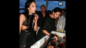 e-#fake-que-foto-mostre-lady-gaga-comendo-carne-humana-em-ilha-de-epstein;-registro-exibe-interacao-da-cantora-com-obra-de-arte