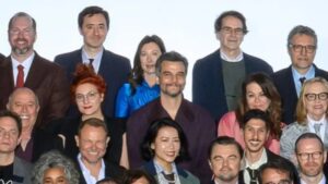 wagner-moura-‘tapando’-rosto-de-colega-e-veteranos-com-novatos:-12-detalhes-da-foto-oficial-do-oscar