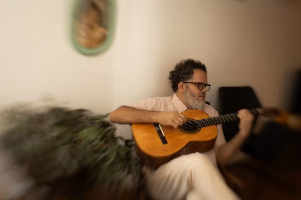 romulo-froes-arrasta-dores-na-marcha-lenta-de-‘boneca-russa’,-album-sobre-o-renascer-das-cinzas-apos-a-folia-do-amor