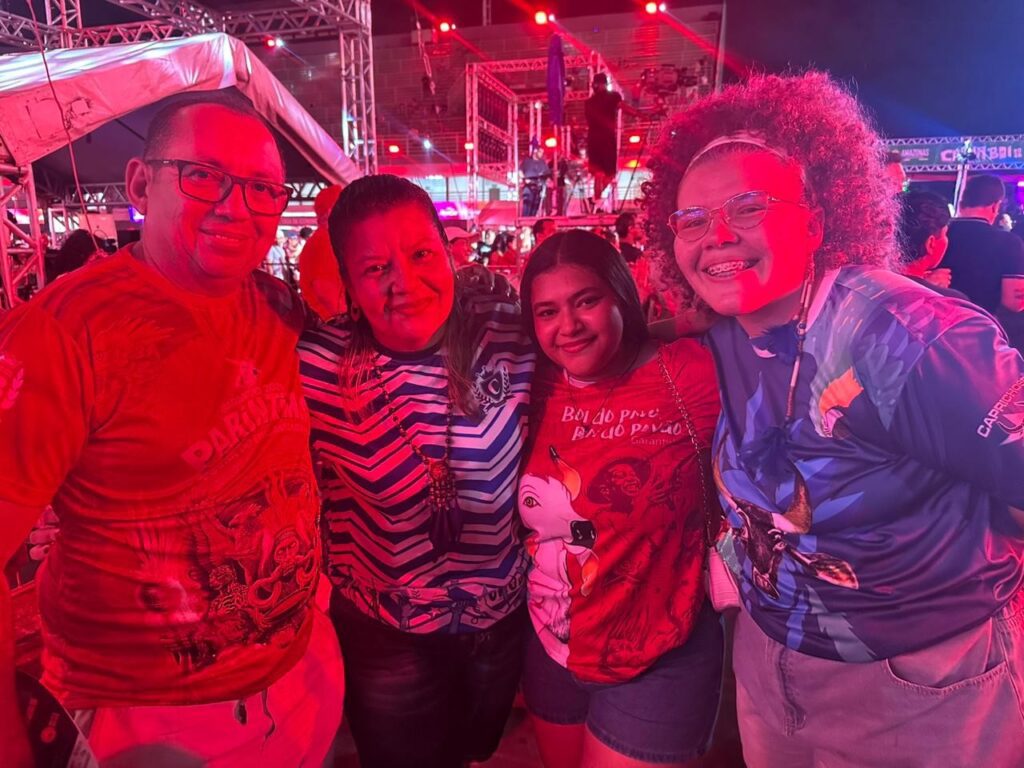 familia-dividida-entre-caprichoso-e-garantido-curte-junta-a-primeira-noite-do-carnaboi-2026-em-manaus