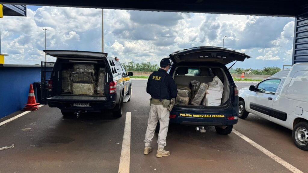 mulher-quebra-a-chave-de-carro-para-evitar-fiscalizacao,-mas-e-presa-com-550-kg-de-maconha-na-br-050