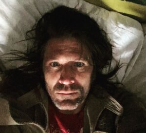 evan-dando-e-internado-no-brasil-apos-enviar-videos-intimos-a-fa-e-esposa-se-pronuncia:-‘nao-defendo’