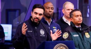 como-uma-guerra-de-bolas-de-neve-em-ny-se-transformou-em-disputa-entre-prefeito-socialista-e-a-policia