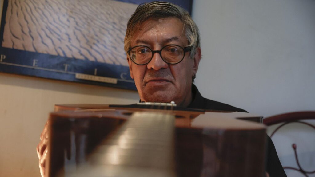 musico-volta-aos-palcos-apos-ser-agredido-com-trofeu-e-sofrer-traumatismo-nos-olhos-no-rs;-mp-denunciou-ex-produtor