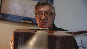 musico-volta-aos-palcos-apos-ser-agredido-com-trofeu-e-sofrer-traumatismo-nos-olhos-no-rs;-mp-denunciou-ex-produtor