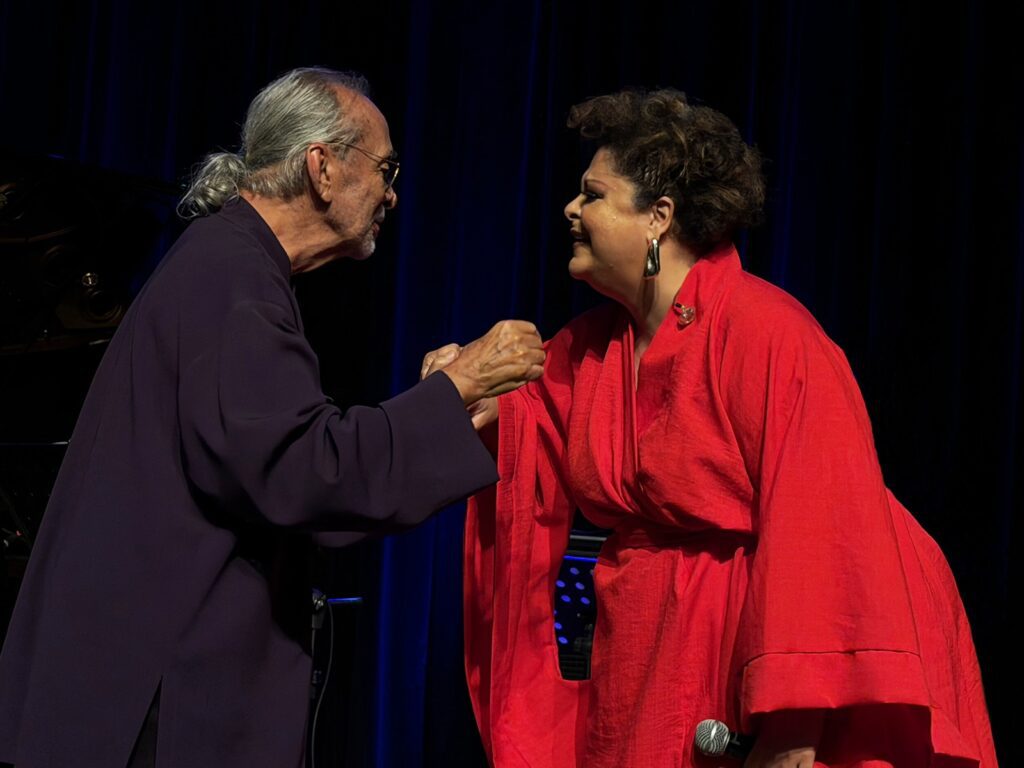fabiana-cozza-e-gilson-peranzzetta-dao-outras-cores-e-tons-ao-cancioneiro-de-dorival-caymmi-em-show-requintado